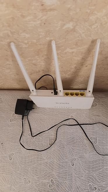 komputer dizustu: Tenda Wi‑Fi router - Model: Tenda (üç xarici antenalı) - Tezlik: 2.4 — 2