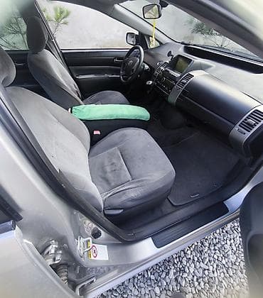 Продажа авто: Toyota Prius, gümüşü rəng, 5 qapılı hibrid hetçbek. Texniki — 5