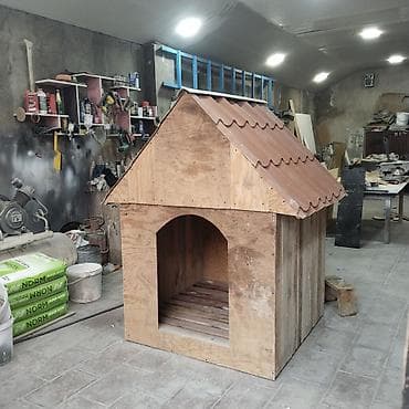 it paltarları: === PART 1: TEXTUAL DESCRIPTION === Taxtadan hazırlanmış it daxması — 1