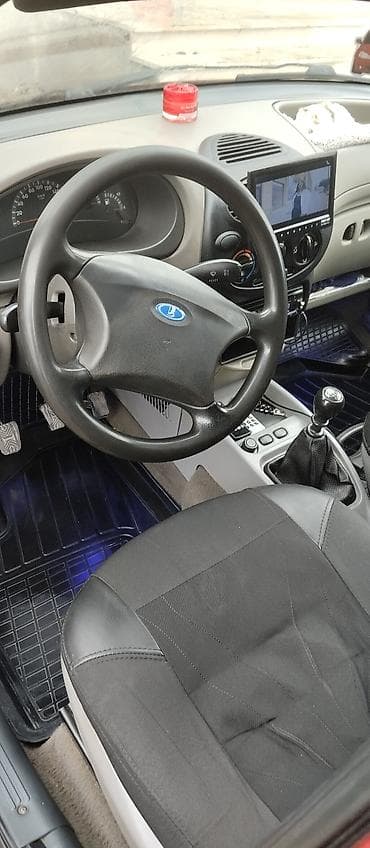 fort maşın: Lada Kalina sedan – qırmızı rəng, 4 qapı, ön ötürücülü. Mexaniki — 3