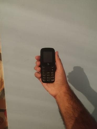 Sadə düyməli mobil telefon uzun müddət zaryatka saxlayir sesinde