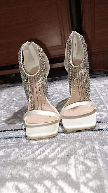 Кроссовки и спортивная обувь: Размер: 35, цвет - Белый, Б/у — 2