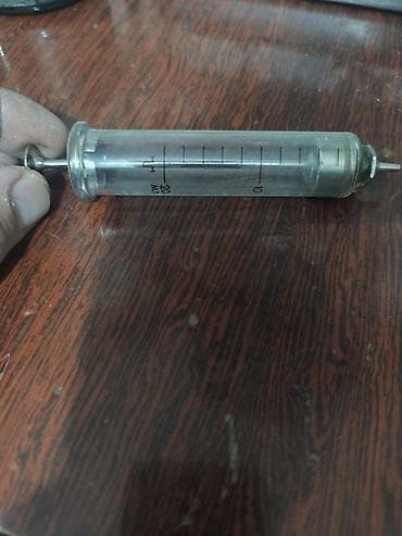 Şpris dəsti – şüşə korpuslu, metal porşenli, dəyişdirilə bilən iynələr