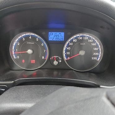 Hyundai Accent sedan – ağ rəngdə, 4 qapılı. Texniki xüsusiyyətlər və