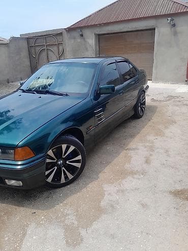 BMW sedan, yaşıl-mavi (tünd petrol) rəng. E36 kuzov. - 4 qapı, salon