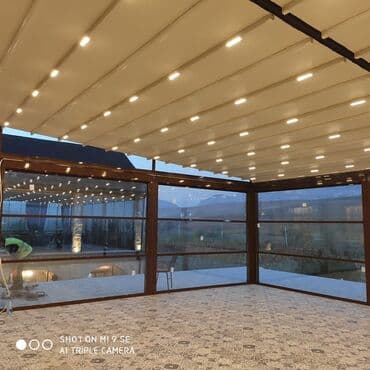 Perqola sistemi quraşdırılmış işıqlandırma ilə təchiz olunub və ağ