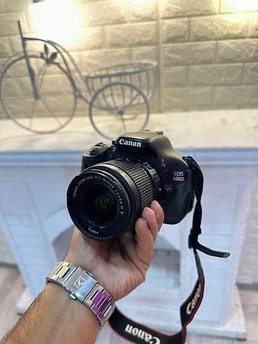 canon 70d: Canon EOS 600D fotoaparatı, 18-55mm obyektivi ilə təchiz olunub. Bu — 1