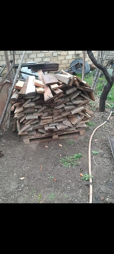 epal palet: Corni pol taxtası bir otaqli evin üstünə gedir.hazirdi kəsilib — 1