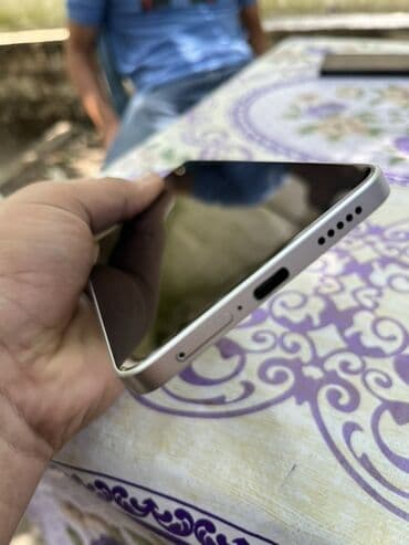 notbuk islenmis: Poco X6 pro 5G boz rəngli smartfon nazik dizayna və metal çərçivəyə — 2