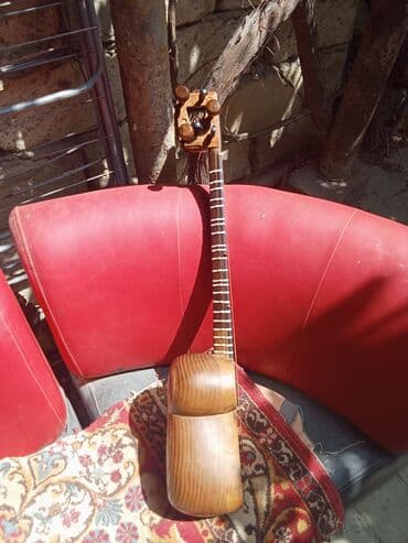 Musiqi alətləri: Taxtadan hazırlanmış, bədəni iki hissəli, uzun qollu simli musiqi — 5