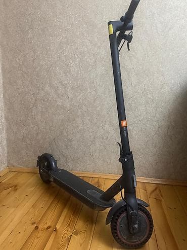 dollar buketi: Xiaomi elektrik skuter. Qara rəngli, yığcam və gündəlik şəhər — 1
