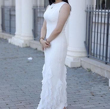 Ağ rəngli zərif uzun don bir defe geyinilib - Model: qolsuz, dairəvi — 1