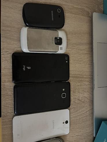 samsu: 6 ədəd köhnə telefon birlikdə satılır. Şəkildə gördüyünüz telefonların — 1