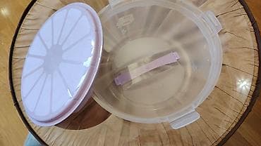 reqemli tort sekilleri: Bu, qapağı bənövşəyi rəngdə olan dairəvi plastik tort qabıdır. Şəffaf — 2
