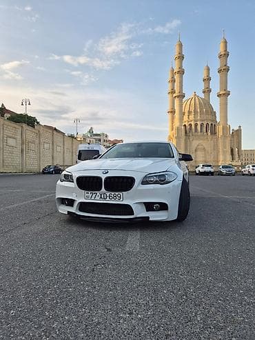 ford fusion 2013: BMW 5 Series (F10) – ağ rəngli sedan Xarici: - M paket ön bamper və — 2