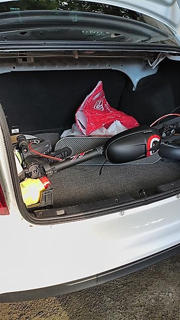 elektirikli skutur: Elektrikli skuter üstündə sunka hədiyyə və işıq siqnal scooter terin — 9