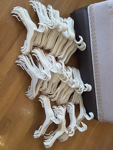 150 ədədi -22AZN 1 ədədi -0.15 AZN Plastik uşaq asılqanları – — 3