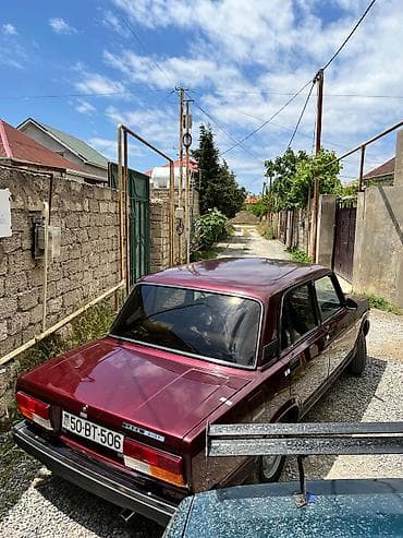qar tekeri: VAZ 2107 sedan – klassik “Jiquli”. Rəng: tünd albalı (bordo). Kuzov — 7