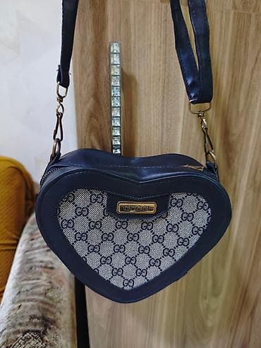 hesir sumka: Biri 8 manat. 3 sumkadan başqa, qalanlarının her biri 8 manat — 4