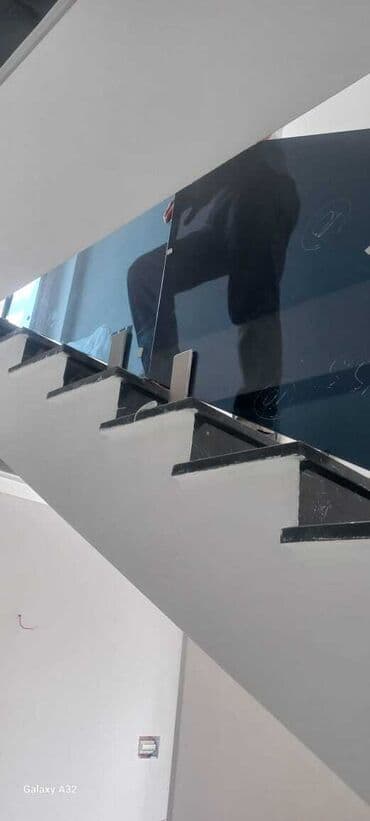 şüşe: Şüşə panellərdən ibarət müasir pilləkən məhəccəri. Məhəccər — 2