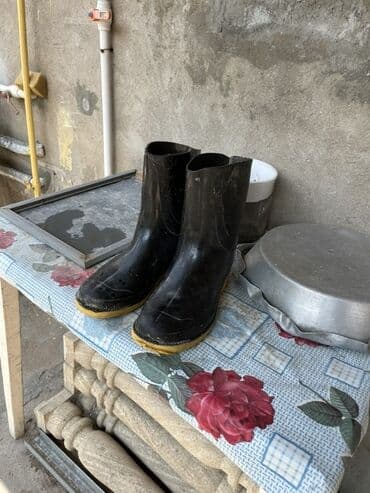 резиновые мужские ботинки: Qara rezin çəkmələr – 44 ölçü - Material: suya davamlı rezin - Rəng — 1