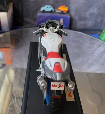 maşın modeli: Коллекционная модель Aprilia RSV 1000R White Red 2006 Maisto Scale — 6