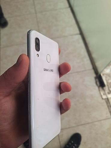 iphone 13 white: Samsung Galaxy A30, rəng - Ağ, Qırıq — 1