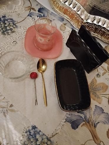 Qədəhlər dəsti - Klassik üslubda şüşə qədəh və qrafin dəsti - Dəst