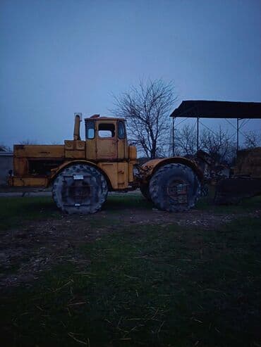 yer qazan traktor: Sarı rəngli iri ölçülü Kirovets tipli 4x4 təkərli traktor/artsı — 3