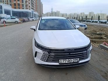 06 sekileri: BYD Qin Plus DM-i sedan – ağ rəng, aerodinamik liftbek kuzovlu hibrid — 4