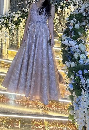 Baş geyimləri: Zərif gecə/libas – pudra-roz rəngində, tam uzunluqda A-kesim model - — 1