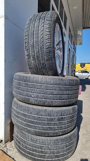 3 təkər: BMW-yə aid disk təkər birlikdə satılır. 245/50/ZR18 ölçüdə. Disklər — 3