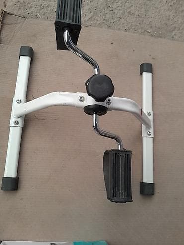 Veletrinajor yeni.ev ṣaraitine uygun.divanda.kresloda oturmaqla qacişi