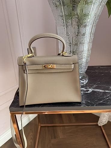 Şık mini əl çantası – taupe/bej rəng palitrasında Xüsusiyyətlər: -
