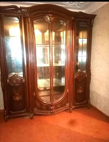 eynək vitrini: Şüşəli dolab vitrini — 1