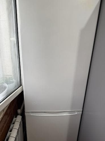 Ağ rəngli iki qapılı soyuducu. Aşağıda ayrıca dondurucu bölməsi