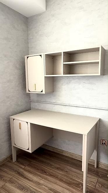 Minimalist iş masası və üst divar rəfi dəsti - Rəng: açıq bej (ağac