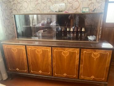 Şüşəli dolab vitrini