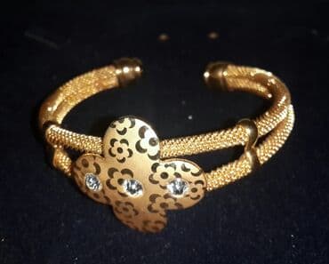 qizil qolbaqlar instagram: İkiqat naxışlı məftil dizaynına malik qızılı rəngli bilərzik. Ortada — 2