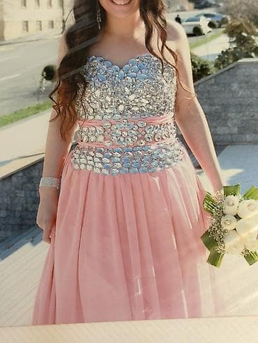 vecerni don: Zərif gecə/libas – uzun şifon ətəkli, açıq çəhrayı rəngdə. Üst hissə — 2