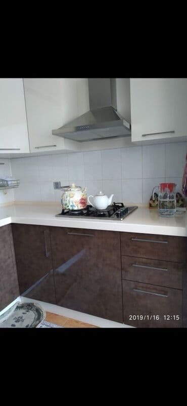 en son model metbex mebelleri: Mətbəx mebeli dəsti - Üst şkaflar: ağ, parlaq səthli, uzun metal — 2