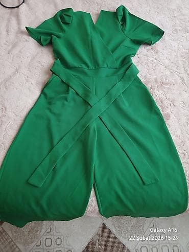 Yaşıl rəngli qadın kombinezon - Model: qısa qol, V-kəsimli üst hissə