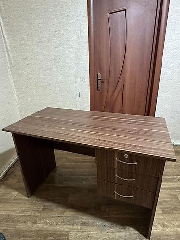 Ofis masaları: Ofis/iş masası – qəhvəyi ağac teksturası. 3 çəkməcəli açarlıdır. en — 1
