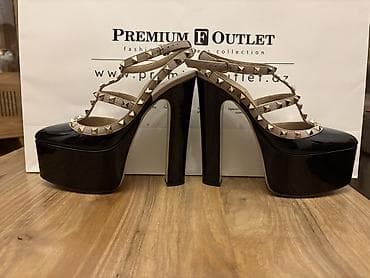 Женская обувь: Valentino Garavani “Rockstud” platform topuqlu ayaqqabılar - Model — 2