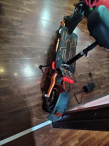 elektrik samokat: Elektrik skuter E-scooterin Scorpion modeli şarj cihazı üstündə — 3