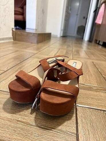 Женская обувь: Stradivarius qadın sandaleti - Model: platformalı, qalın kvadrat — 3