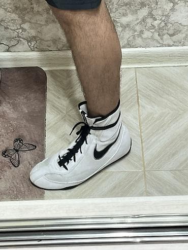 Nike boks ayaqqabısı – yüksək boğazlı, ağ rəngdə, qara Swoosh loqosu