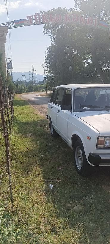 Avtomobil: Lada 2104 (universal), ağ rəng Kuzov: 5 qapı, geniş baqajlı — 1