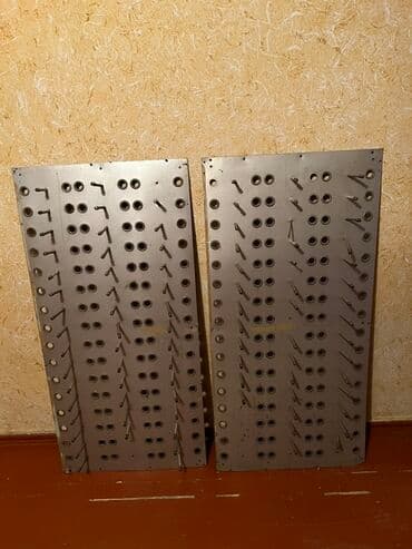 İki ədəd perforasiya edilmiş metal panel. Panellərdə çoxlu sayda dəlik