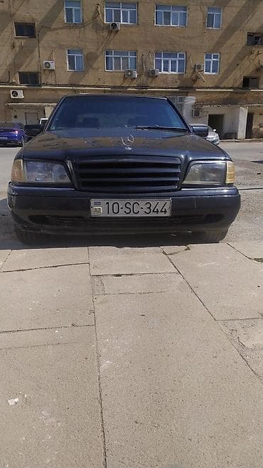 Mercedes-Benz C-Sinif sedan (W202), qara rəng. - Kuzov: 4 qapılı sedan